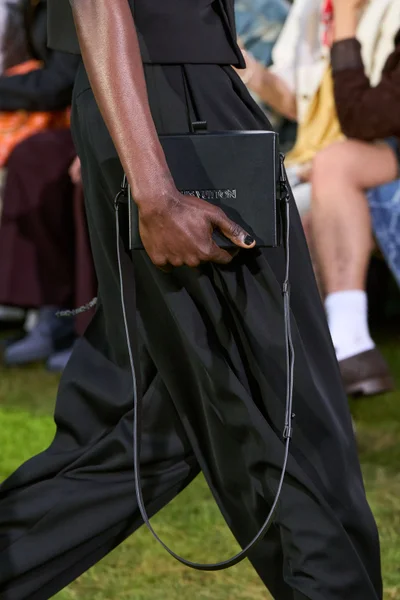 Look 16